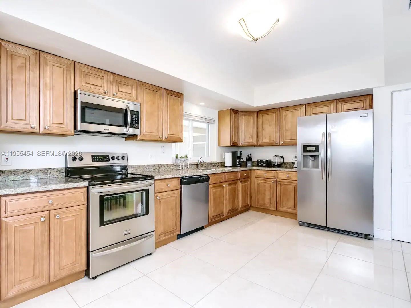 HOLLYWOOD HILLS - Residential