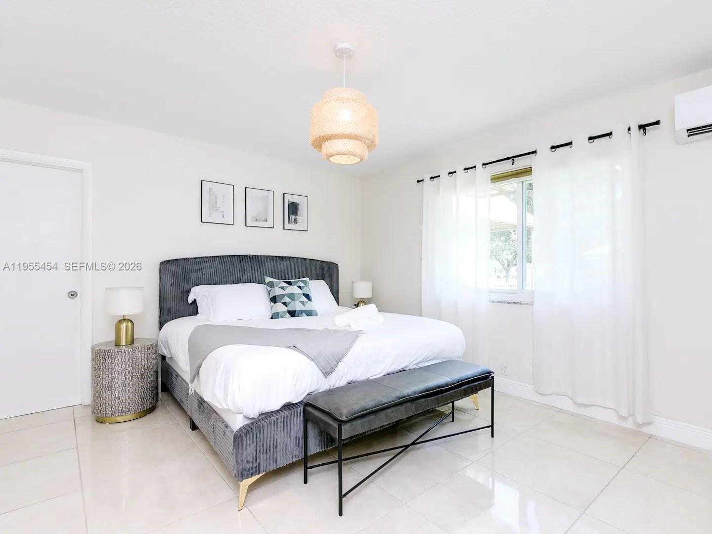 HOLLYWOOD HILLS - Residential