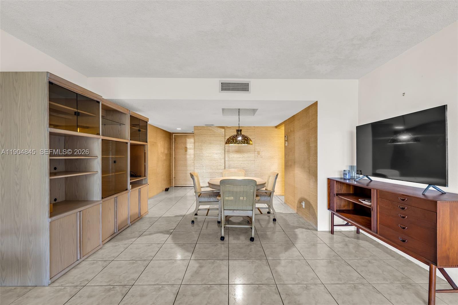 COUNTRY CLUB APTS AT - Residential