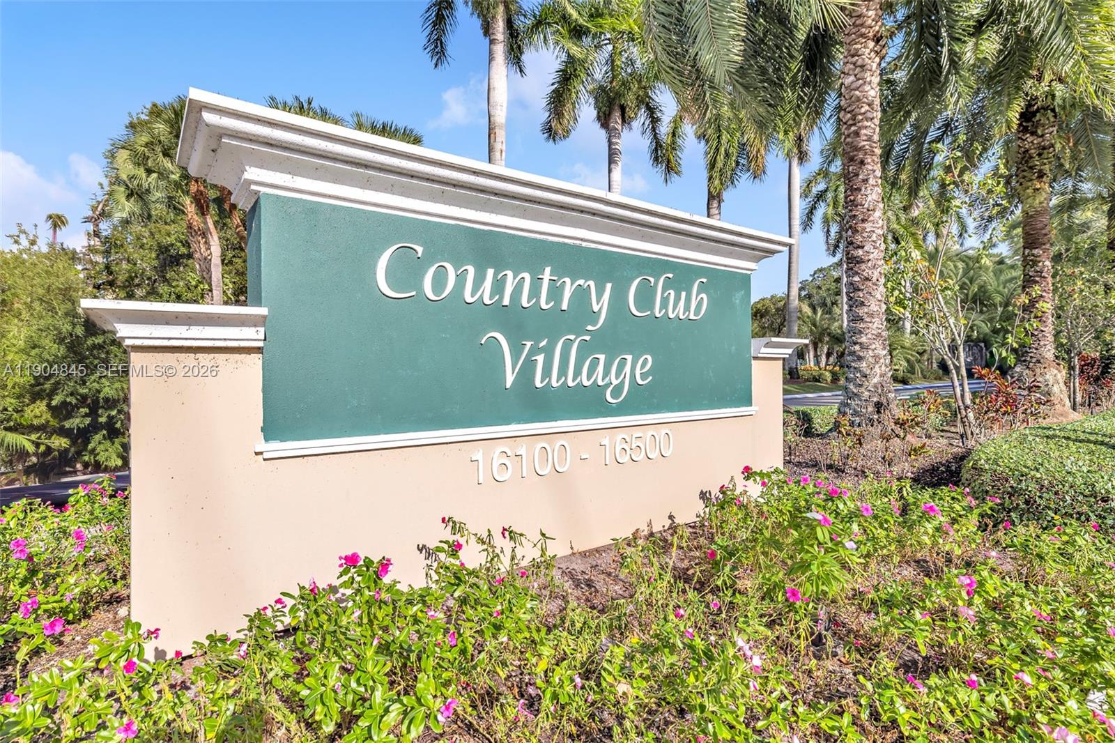 COUNTRY CLUB APTS AT - Residential