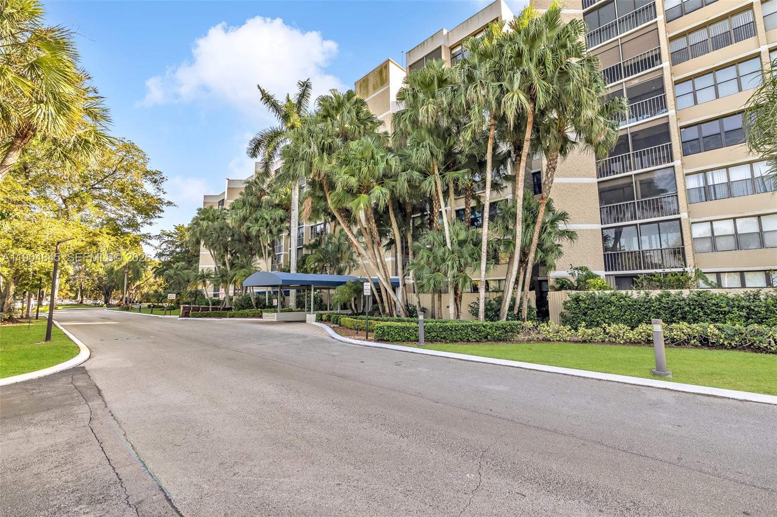 COUNTRY CLUB APTS AT - Residential