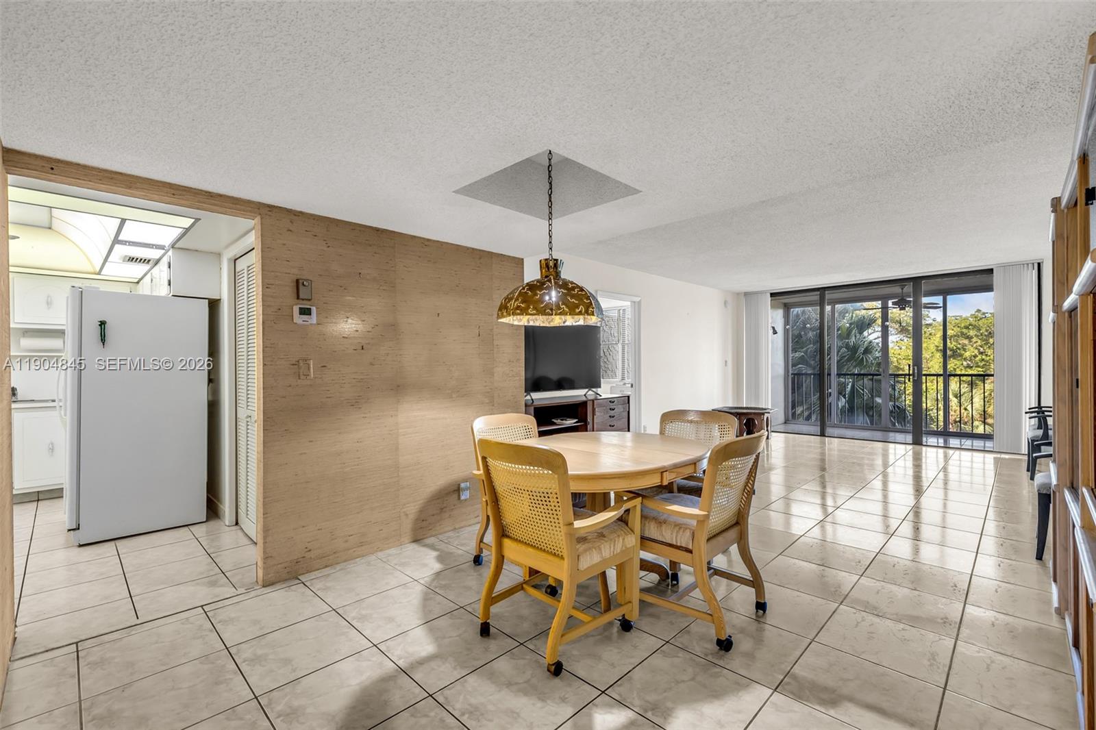 COUNTRY CLUB APTS AT - Residential