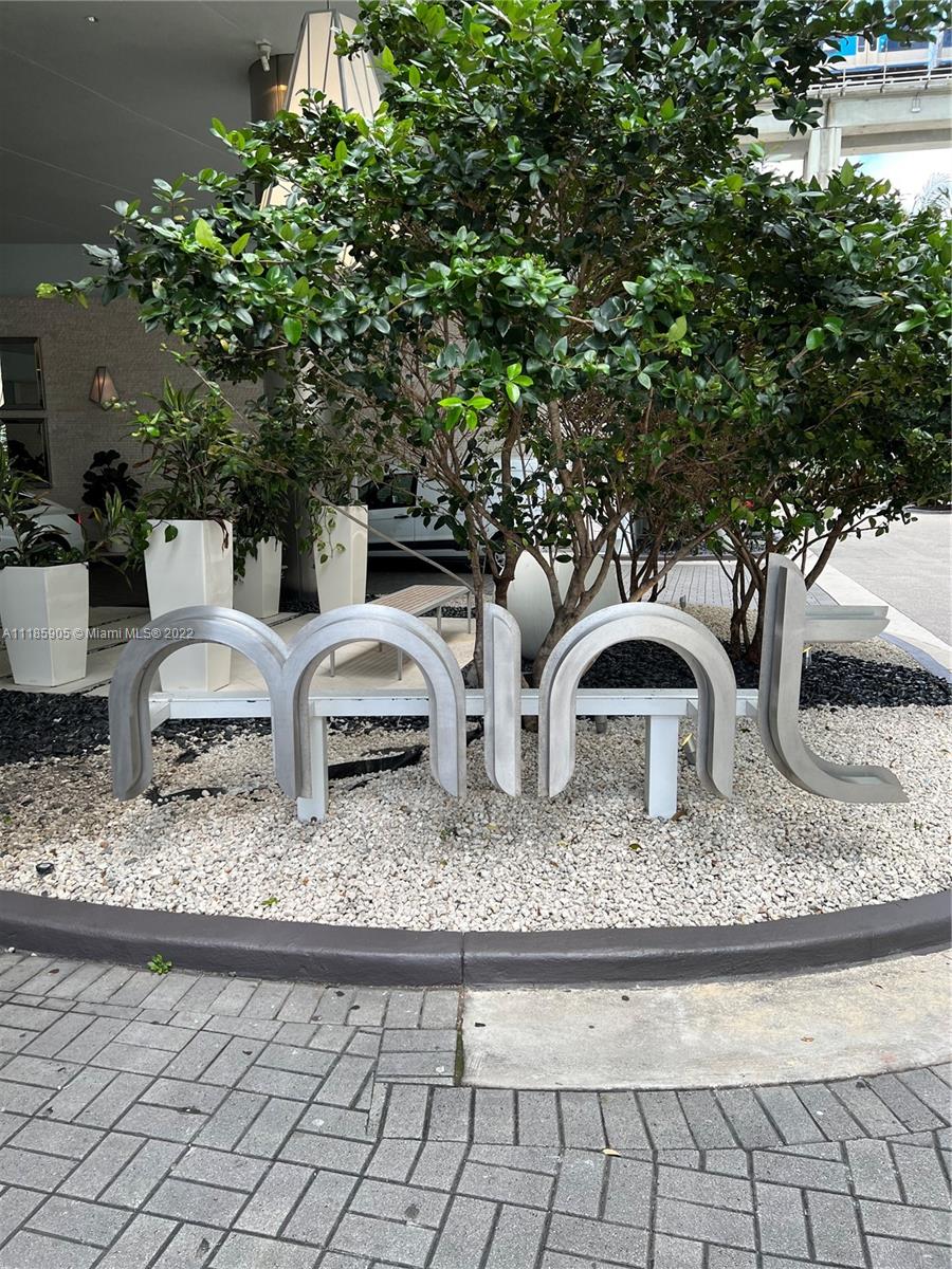 A beautiful 1 bed /1.5 bath unit that will deliver the ultimate in downtown living. Modern interior, European oven, walk in closet, en suite bathroom with his & her sinks. Floor to ceiling windows giving you a breathtaking skyline and partial river views. Washer & Dryer in unit. Walking distance to Brickell City Centre & the 5.5 mile River Walk. Enjoy luxury Miami living with a social club, dry cleaning, Deli, hair salon, pool & spa on the 10th floor with amazing view, a children's play ground. Pet friendly with dog parks. Secure building complete with gorgeous lobby & valet parking for your guests. Outdoor picnic areas, with hammocks and lounge beds. Full on sight fitness center. Vacant.