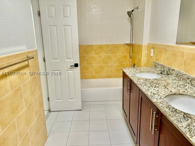 TAMIAMI LAKES SEC 6 - Residential