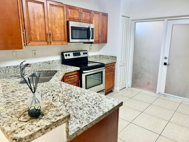 TAMIAMI LAKES SEC 6 - Residential