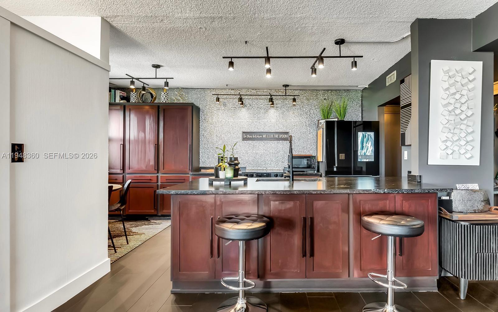 HILLCREST EAST NO 25 COND - Residential