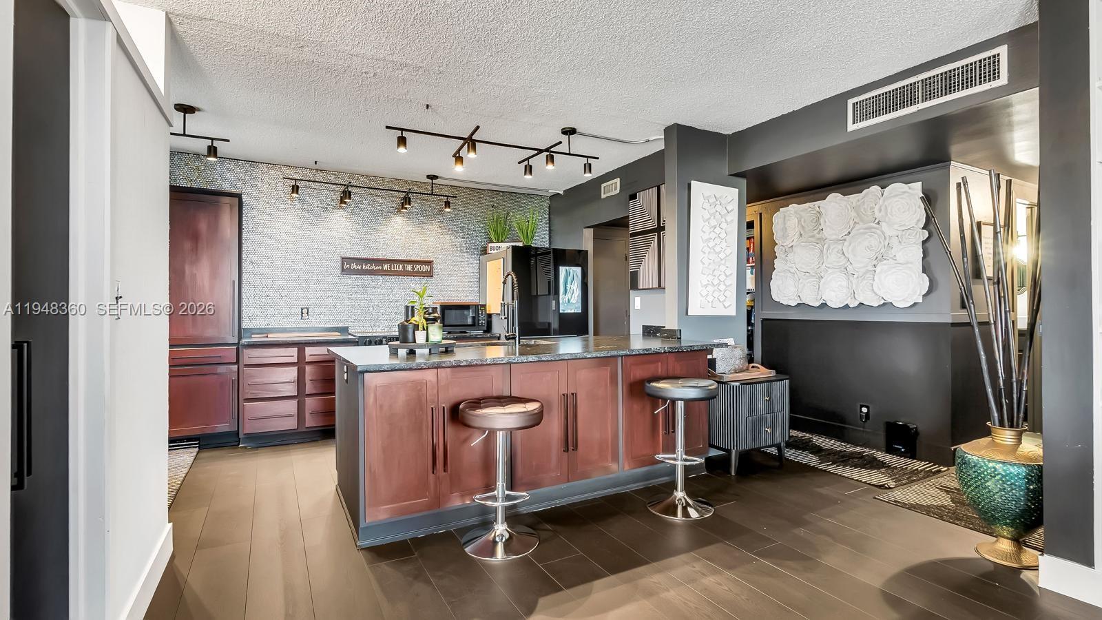 HILLCREST EAST NO 25 COND - Residential