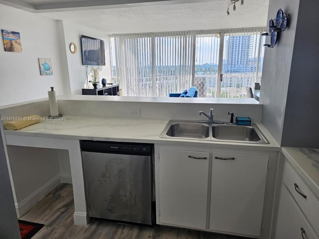 THE GRANDVIEW PALACE COND - Residential Lease