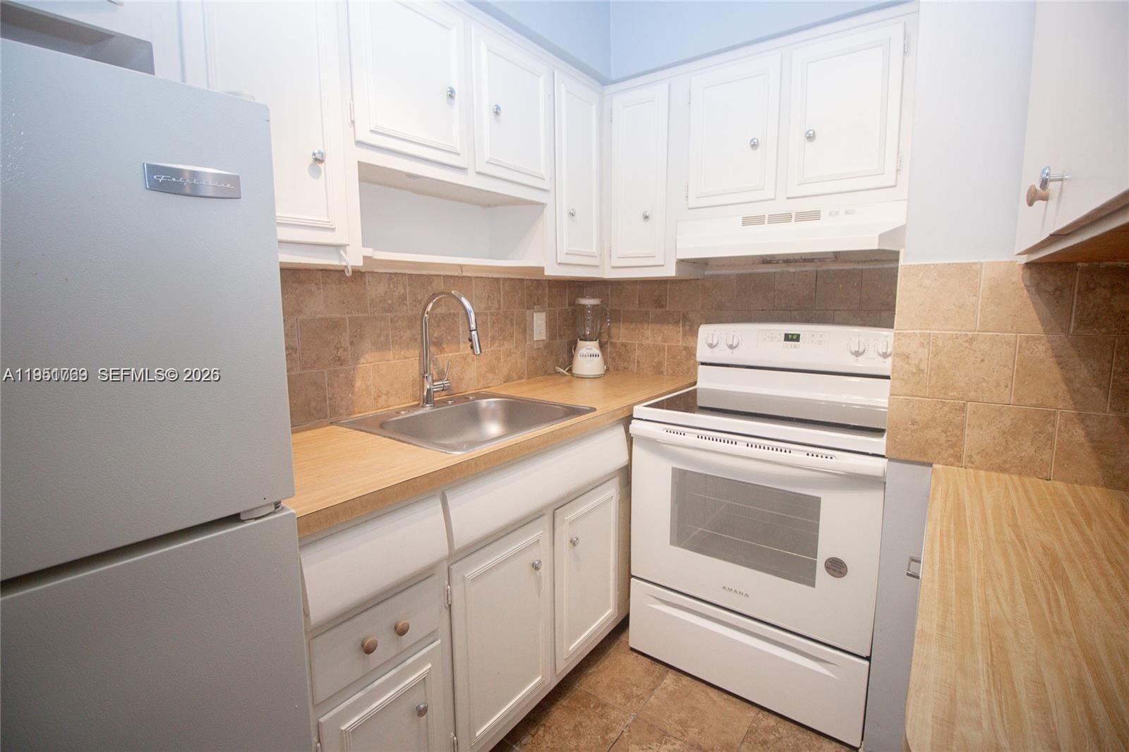 PASADENA GARDEN APARTMENT - Residential