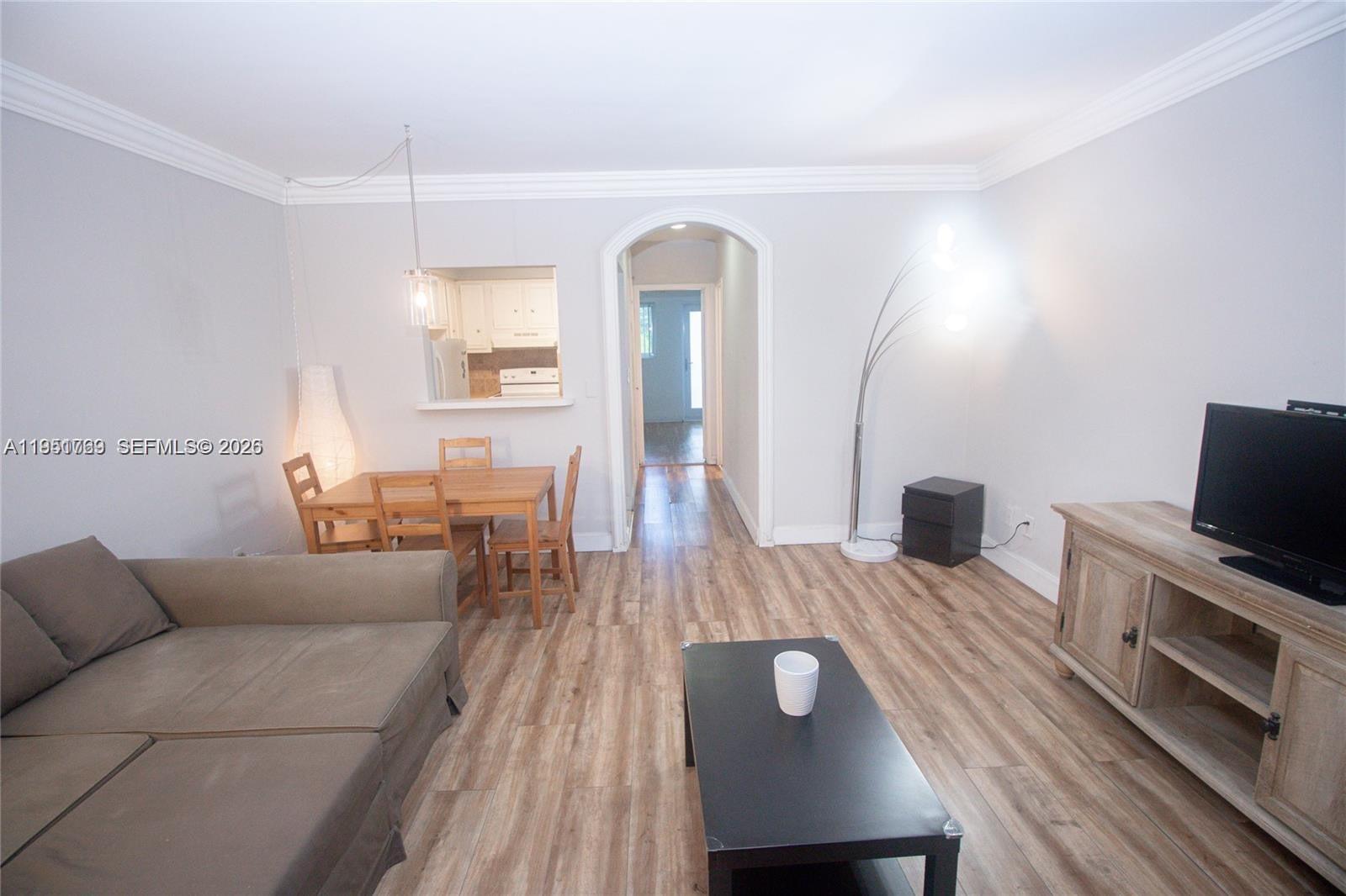PASADENA GARDEN APARTMENT - Residential