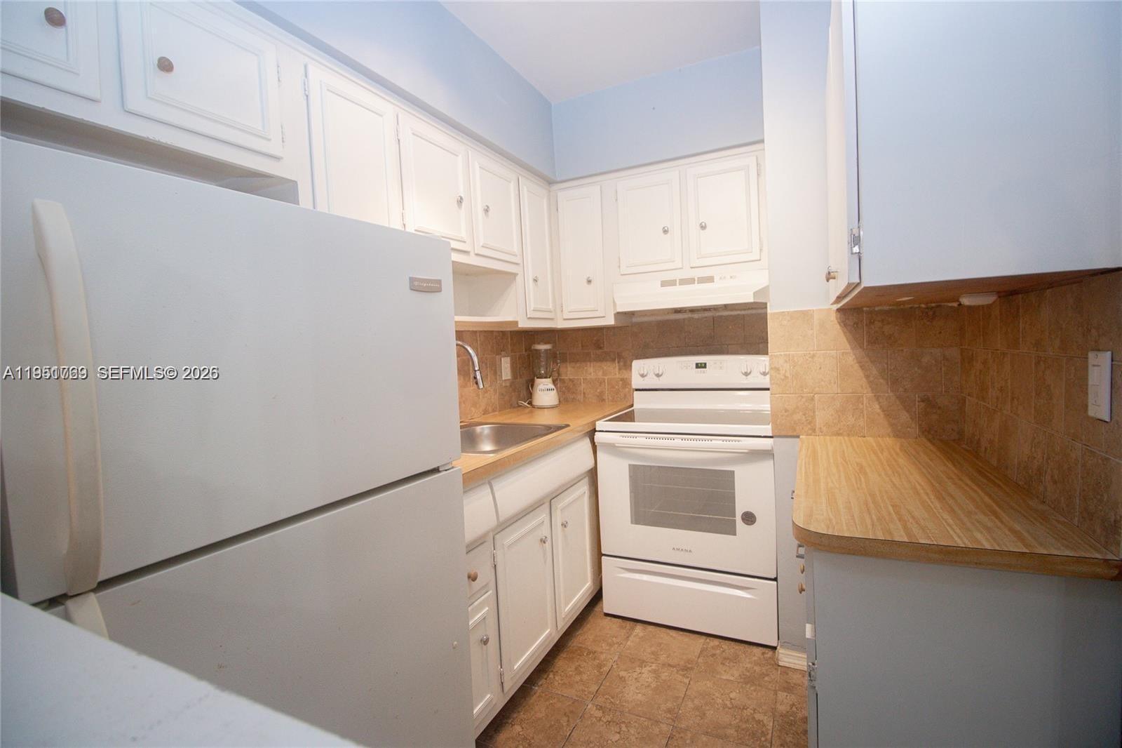 PASADENA GARDEN APARTMENT - Residential
