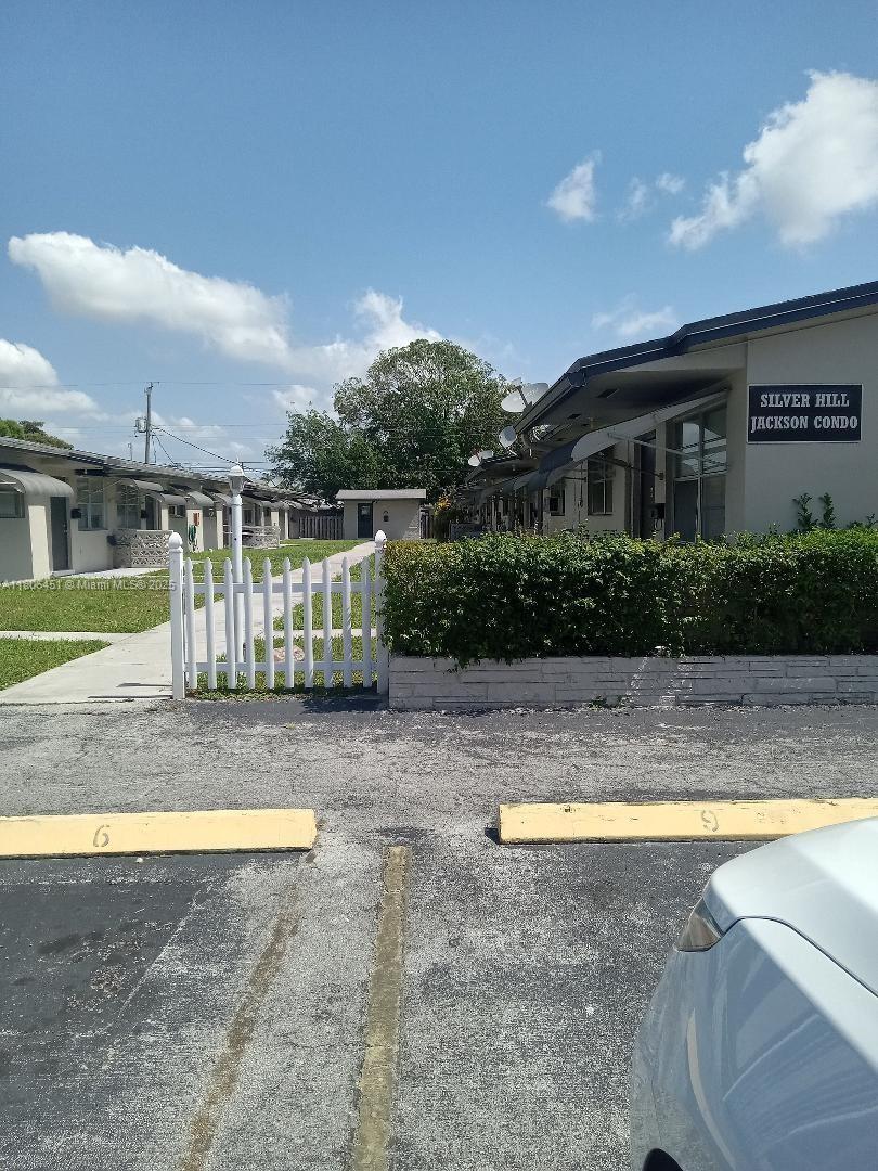 Spacious 1 bedroom in small community condo association.
Special assessment for new roof already paid.
Well maintained with 1 parking spot assigned.
Tenant occupied until December 31st 2025. $1325/month