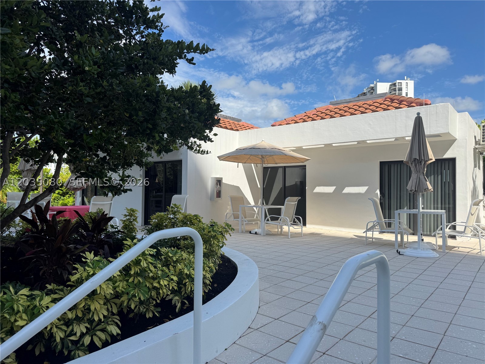 HAMPTONS WEST - Residential