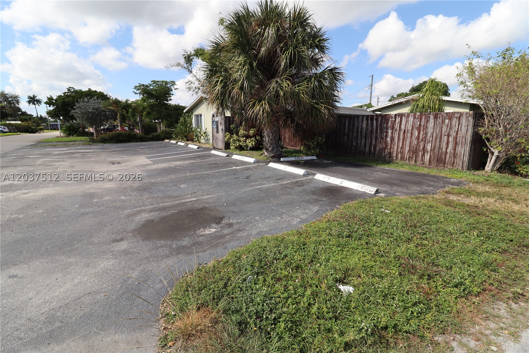LLOYD ESTATES - Residential Lease