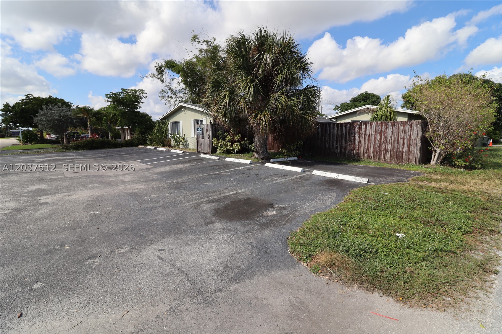LLOYD ESTATES - Residential Lease