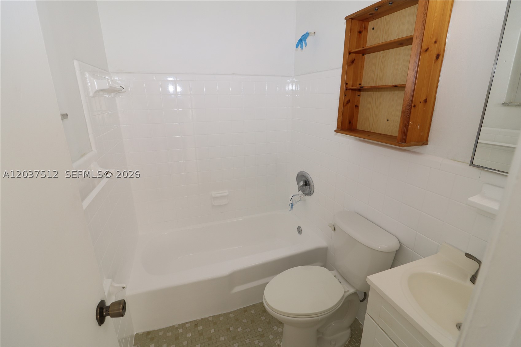 LLOYD ESTATES - Residential Lease