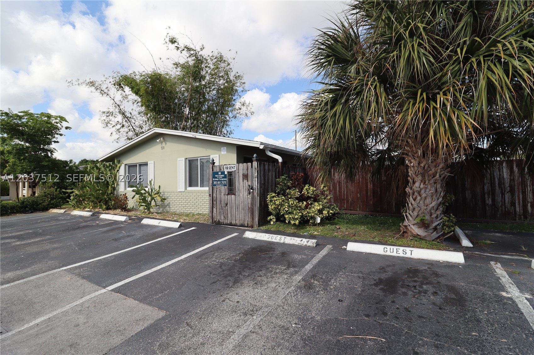 LLOYD ESTATES - Residential Lease