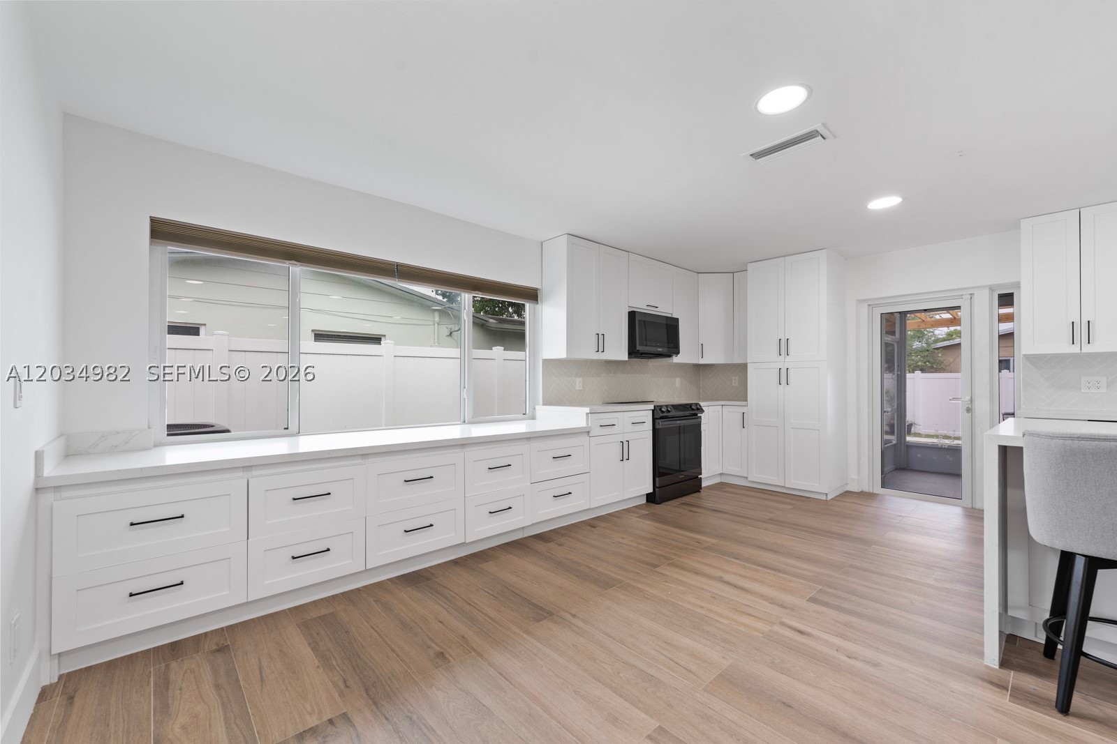 RAINBOW LAKES - Residential Lease
