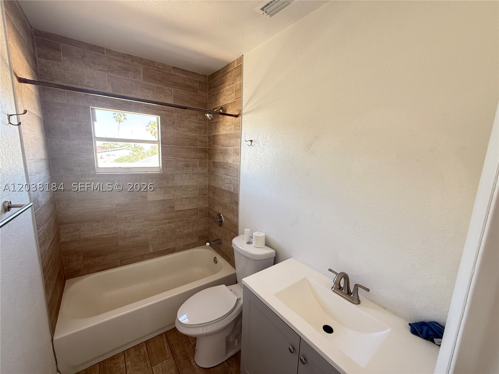 LAWRENCE ESTATE LAND CO - Residential Lease