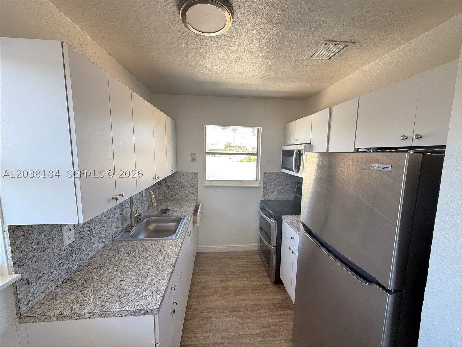 LAWRENCE ESTATE LAND CO - Residential Lease
