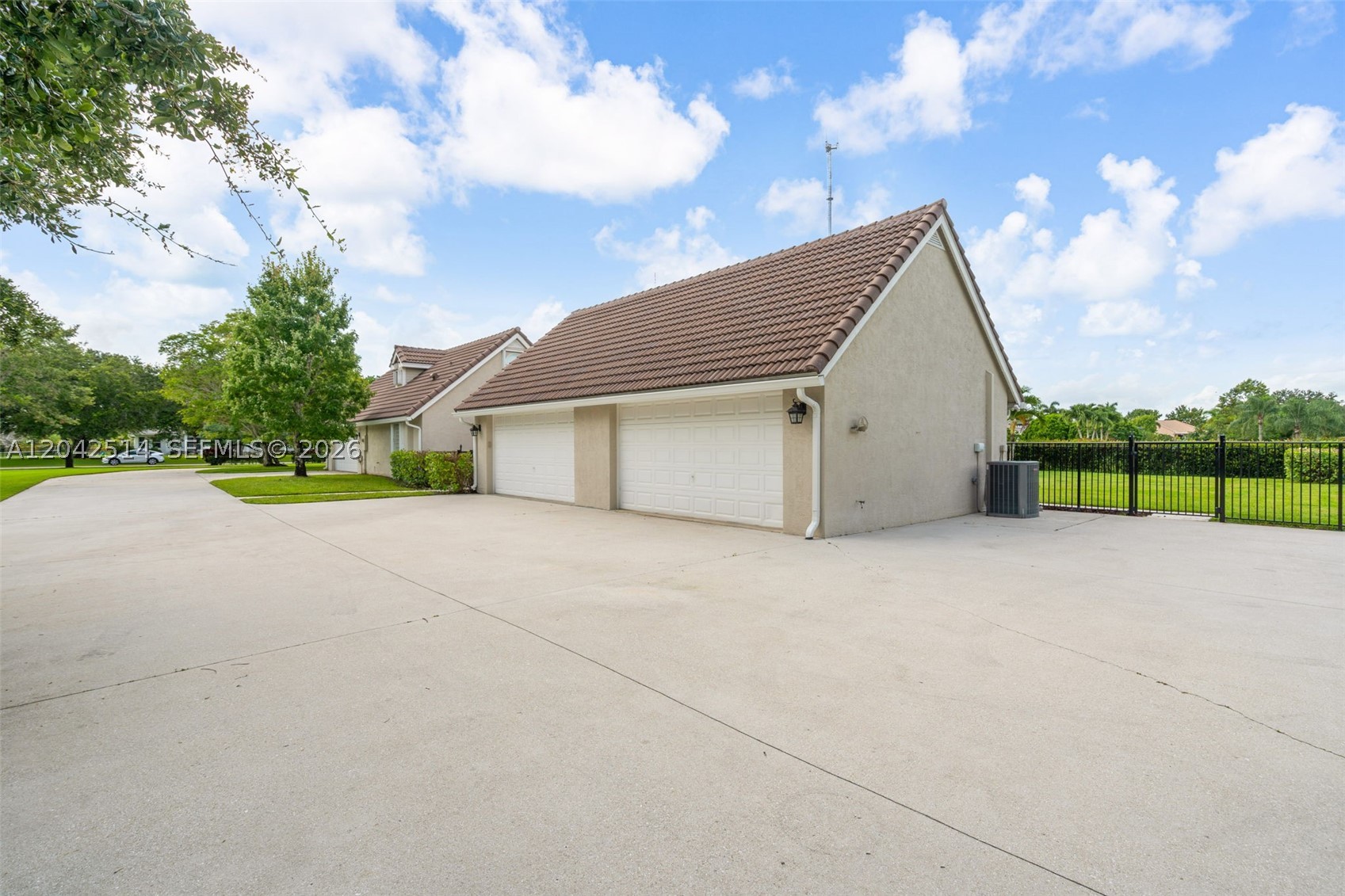 LOXAHATCHEE LAKES - Residential