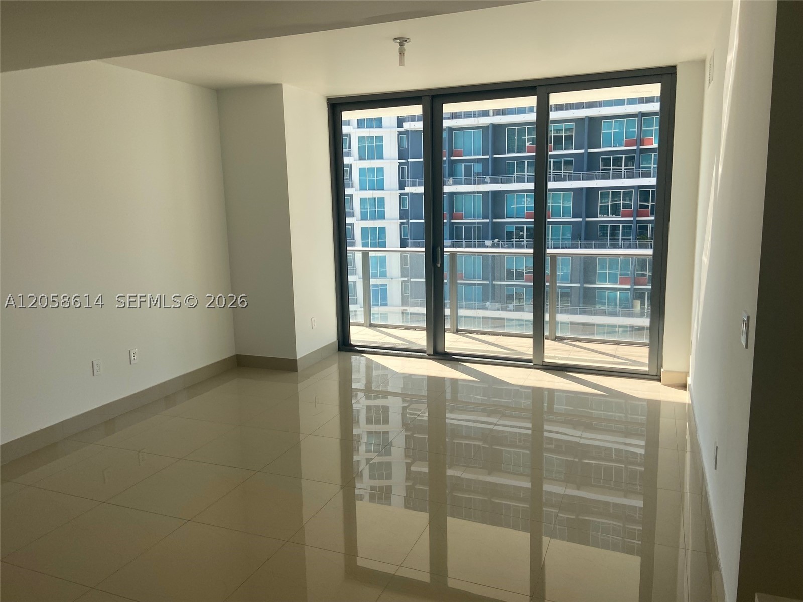Located in the heart of Brickell this 1 Bed/1 Bath offers 5 star hotel amenities, 24hr concierge services, valet parking, fitness center, spa, and Pool with dining at the deck.