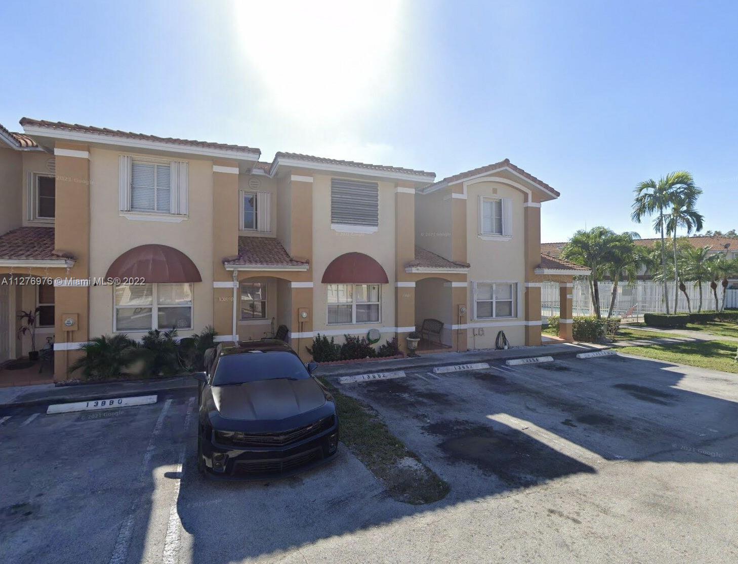SELLER MOTIVATED! WELL MAINTAINED townhouse located in highly desirable area,  that offers a convenient location, pool and kids playground. The community has an ideal location, excellent schools, shopping and restaurants within minutes.
3 bedroom 
2 1/2 bath 
Living room 
Dining room