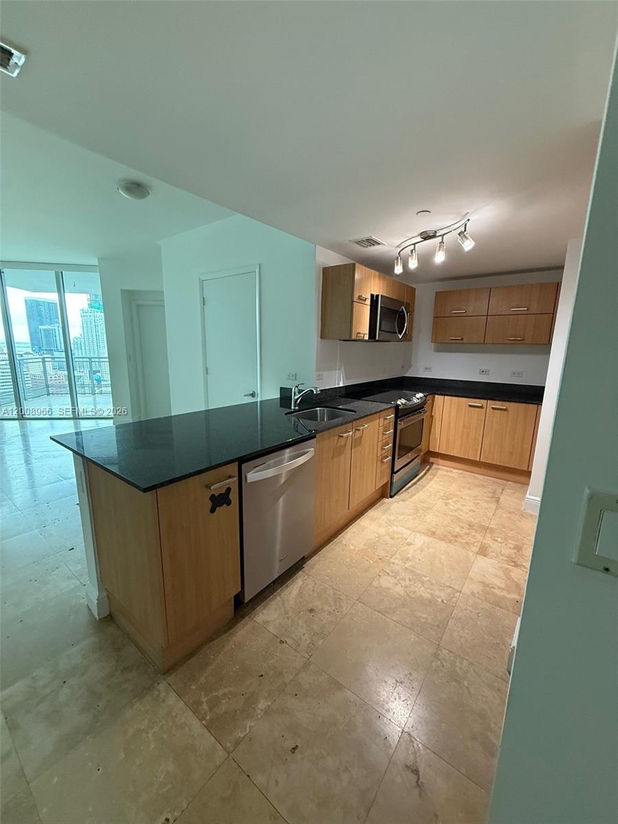 Spacious unit in convenient location near highways and shopping.  Laundry located inside unit.