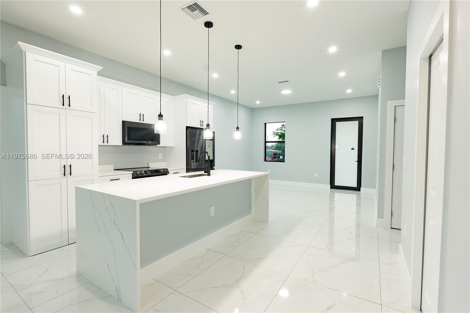 This beautiful home offers 3 bedrooms and 3 bathrooms, all featuring elegant porcelain tile flooring throughout.
Property is on a dead end road as well, SELLER IS HELPING WITH CLOSING COST!!