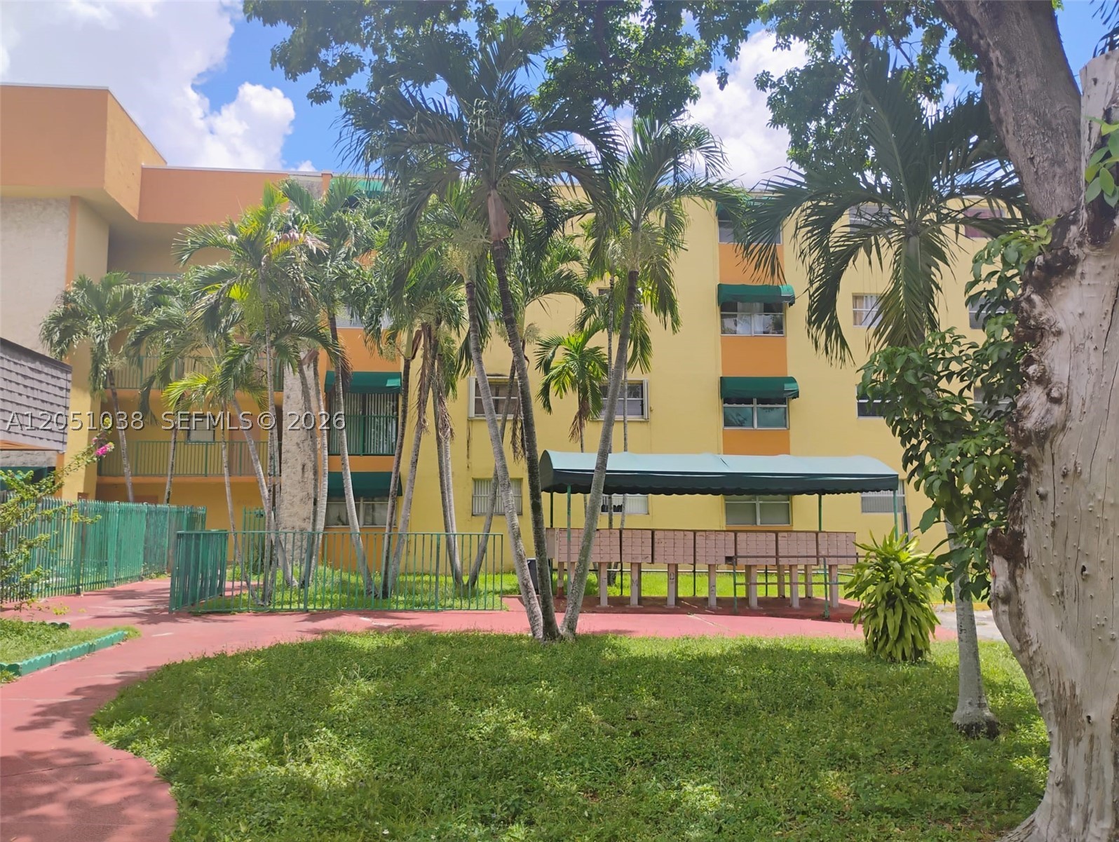 Beautiful, well-maintained unit in Las Estrellas, with central A/C. Conveniently located near shopping centers, schools, restaurants, and major highways. The property is vacant and ready for immediate occupancy. Easy to show.