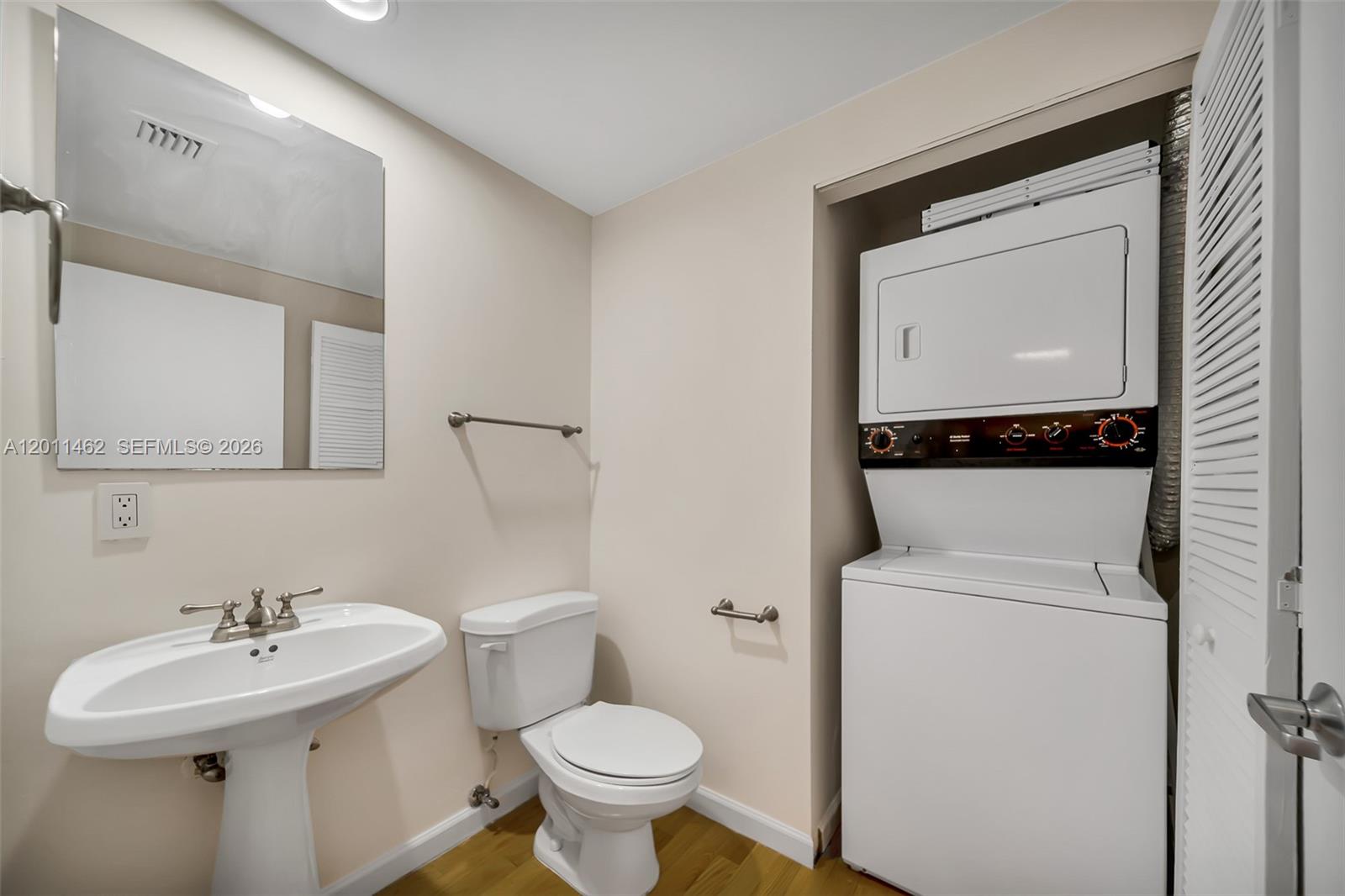 THE VISTAS CONDO - Residential