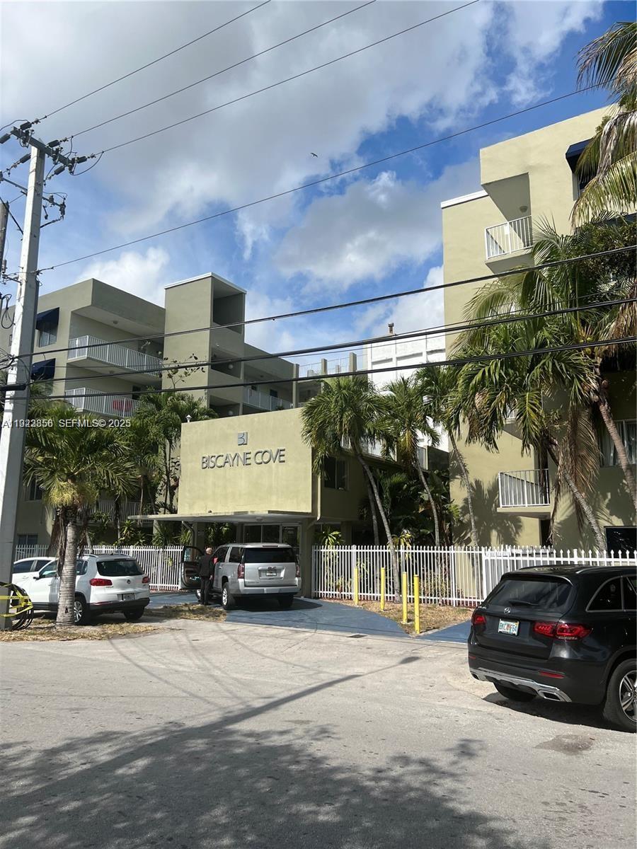 Great opportunity.
Condo with 1 bedroom, 1 bathroom, and assigned parking.
Very close to everything — restaurants, pharmacies, supermarkets — and very close to the 79, which connects you to the beach in 10 minutes.