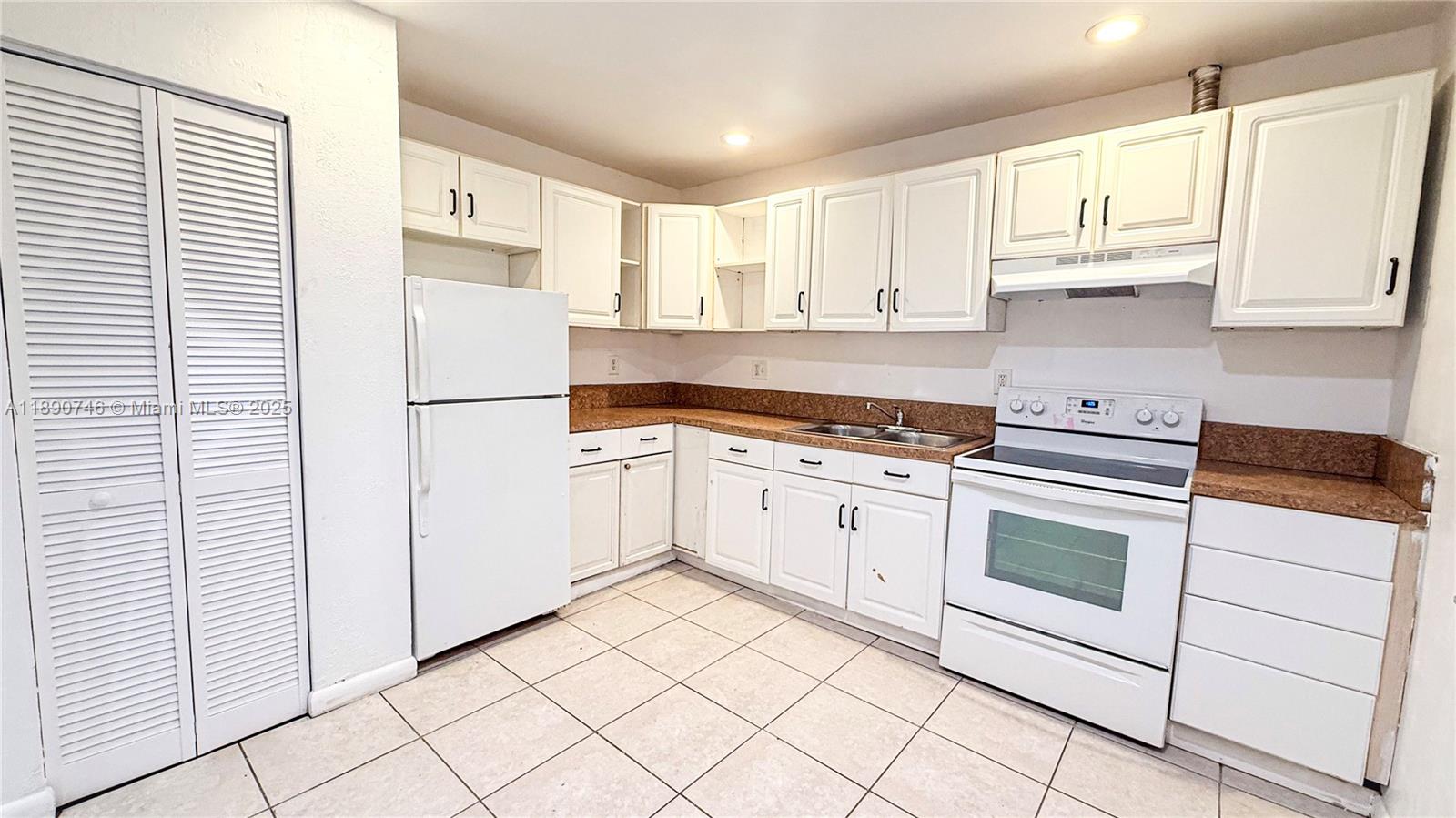 CONDADO REAL CONDO - Residential