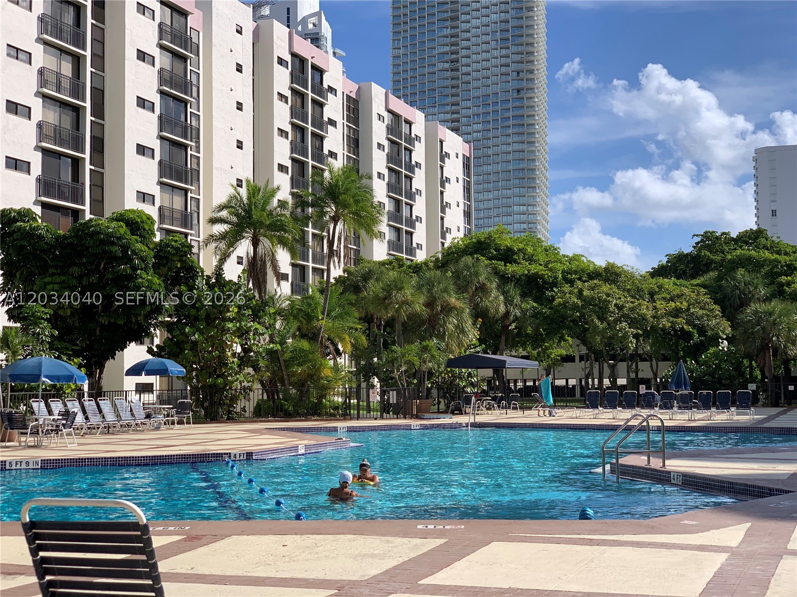 LIVE AT SUNNY ISLES BEACH.1/1/1 AT PLAZA OF THE AMERICAS BUILDING 4 .
OFEREDED AT GREAT PRICE FOR SERIOUS BUYER ,CONDO NEED T.L C.
CALL L.A FOR DETAILS.