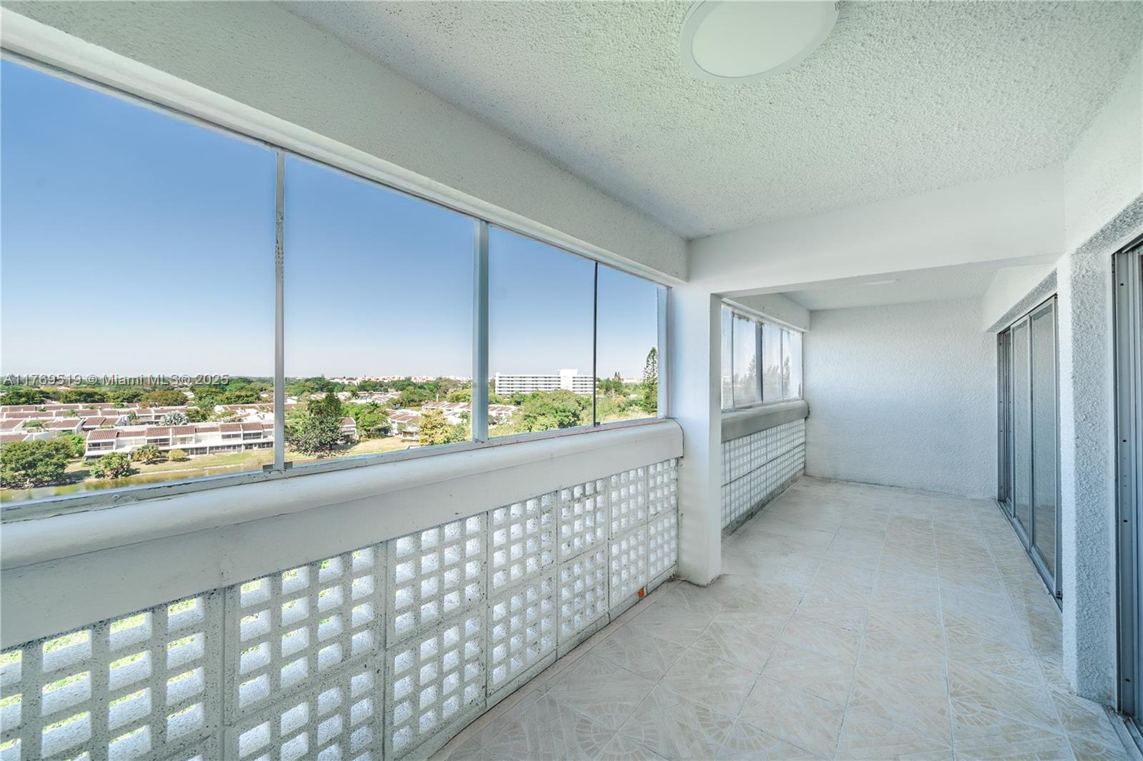 LAKES OF INVERRARY CONDO - Residential