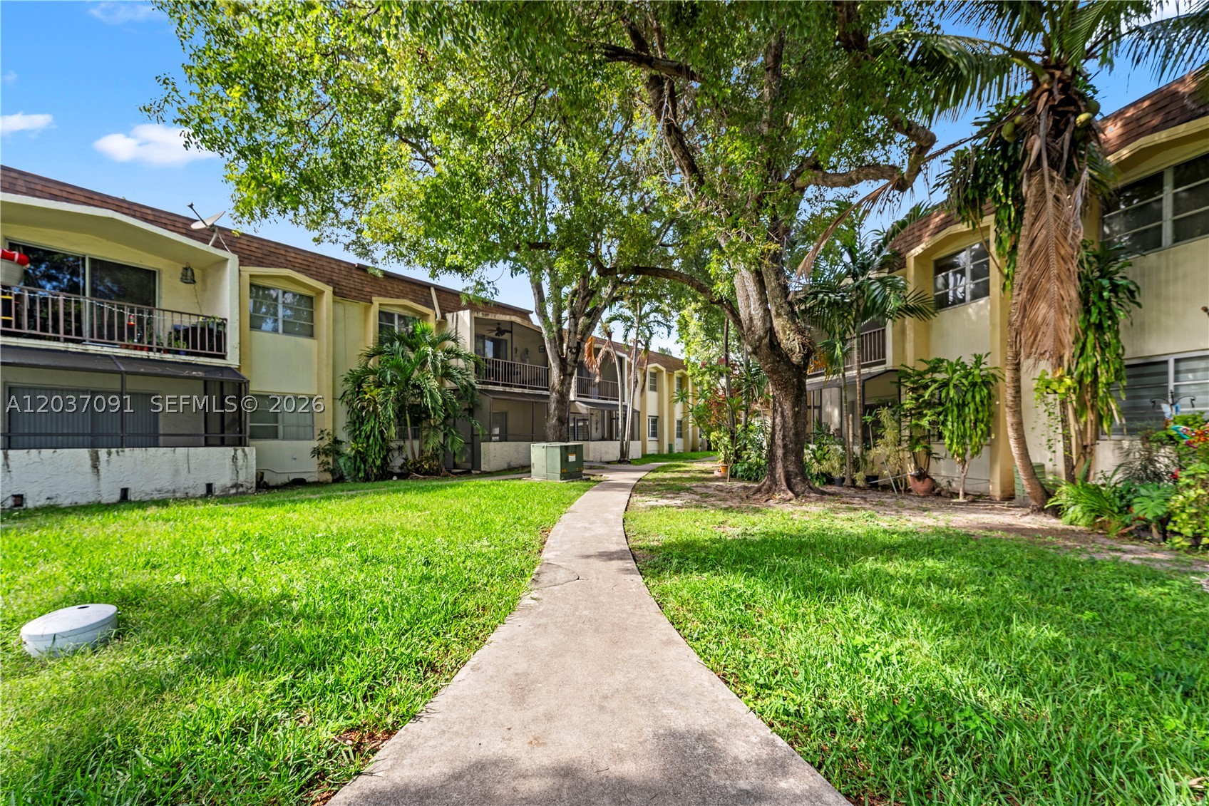 LAKEWOOD VILLAS CONDO - Residential