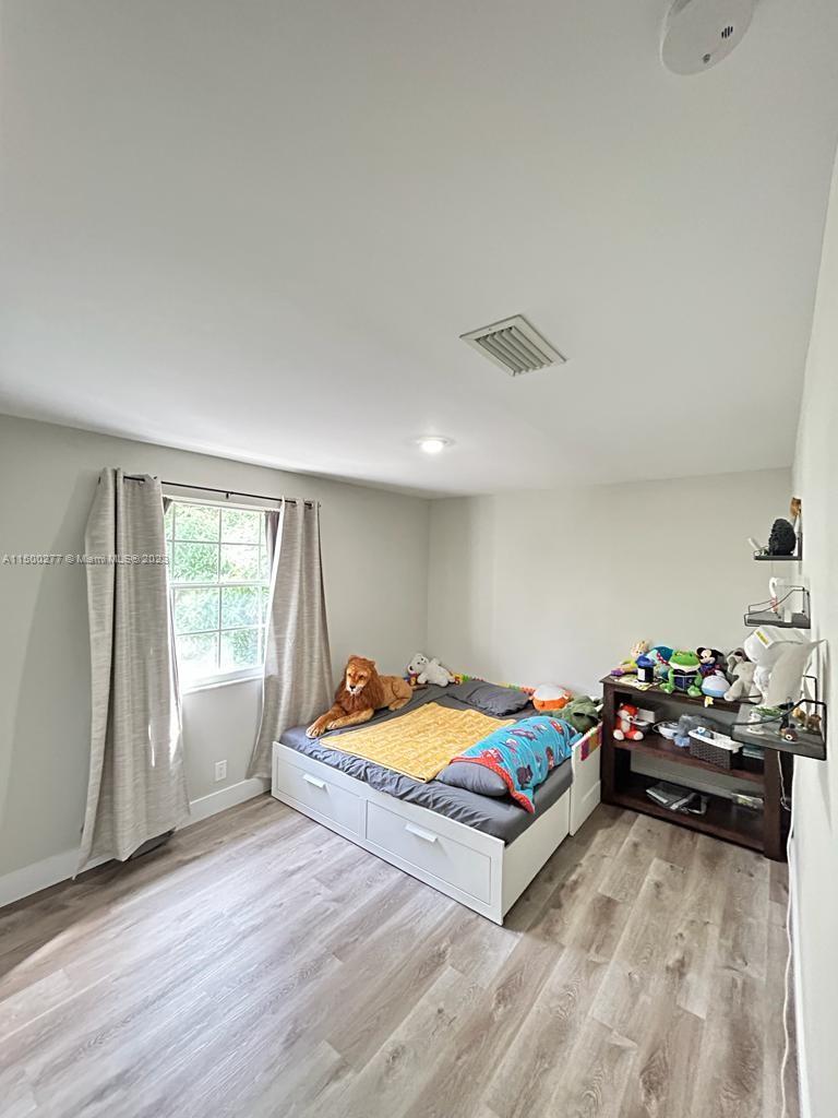 EMBASSY LAKES PHASE III - Residential Lease