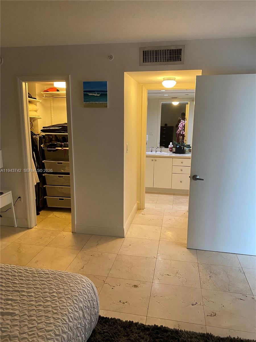 THE COLLINS CONDO - Residential