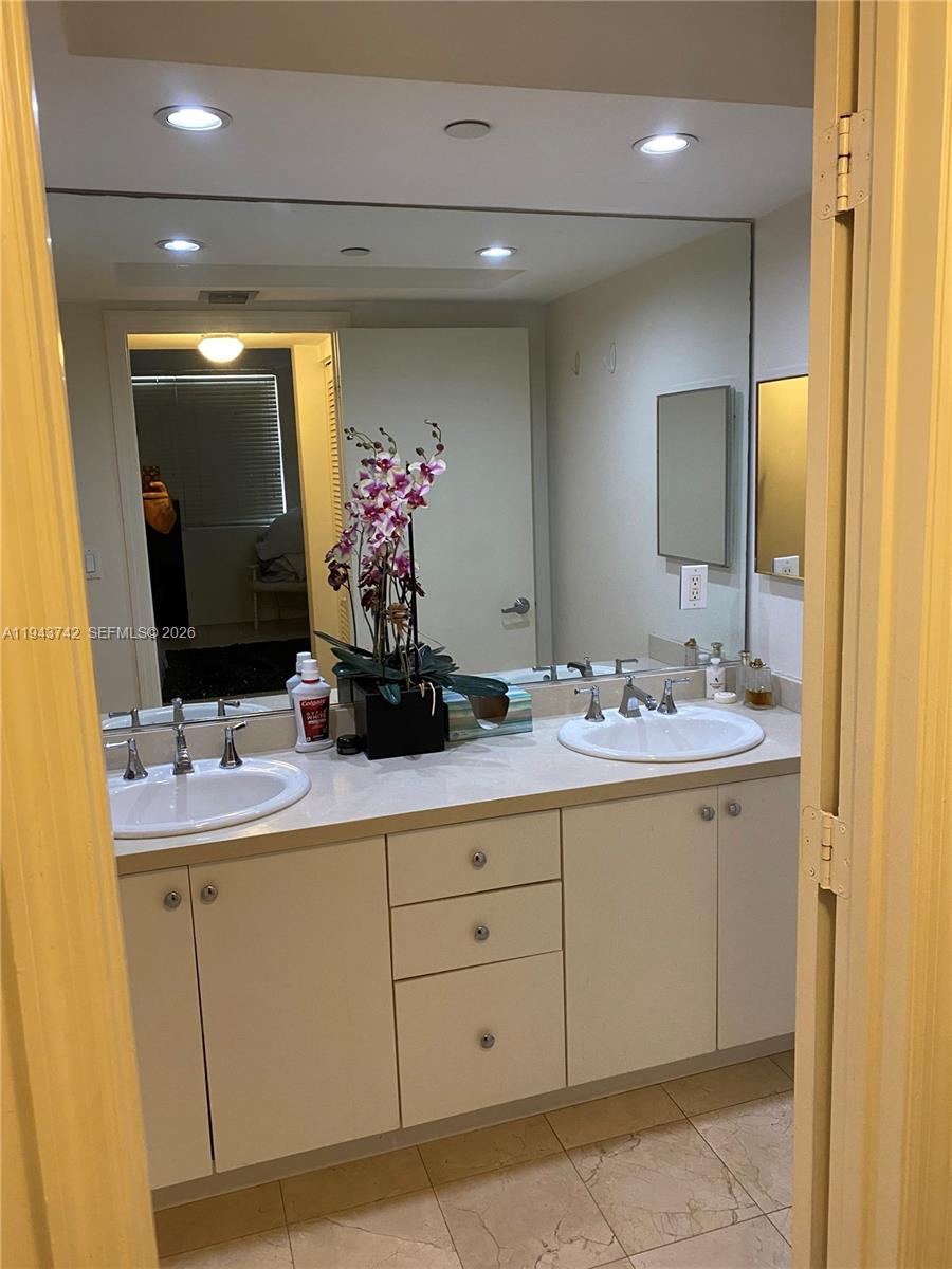 THE COLLINS CONDO - Residential