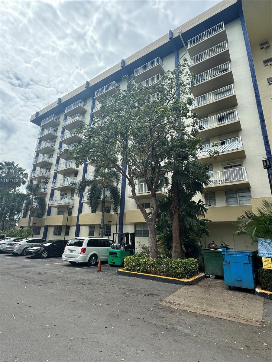 YOLANDA VILLAS CONDO - Residential