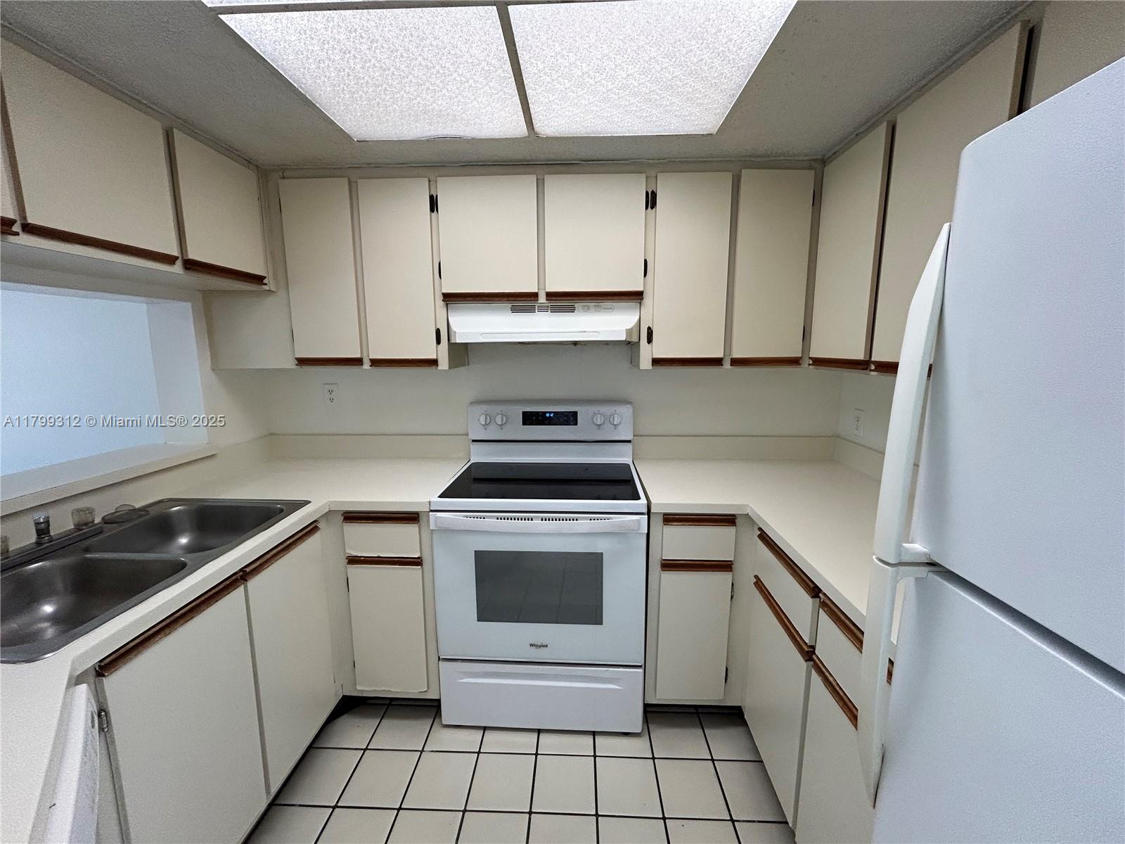 VILLAS AT LAKEVIEW CONDO - Residential Lease