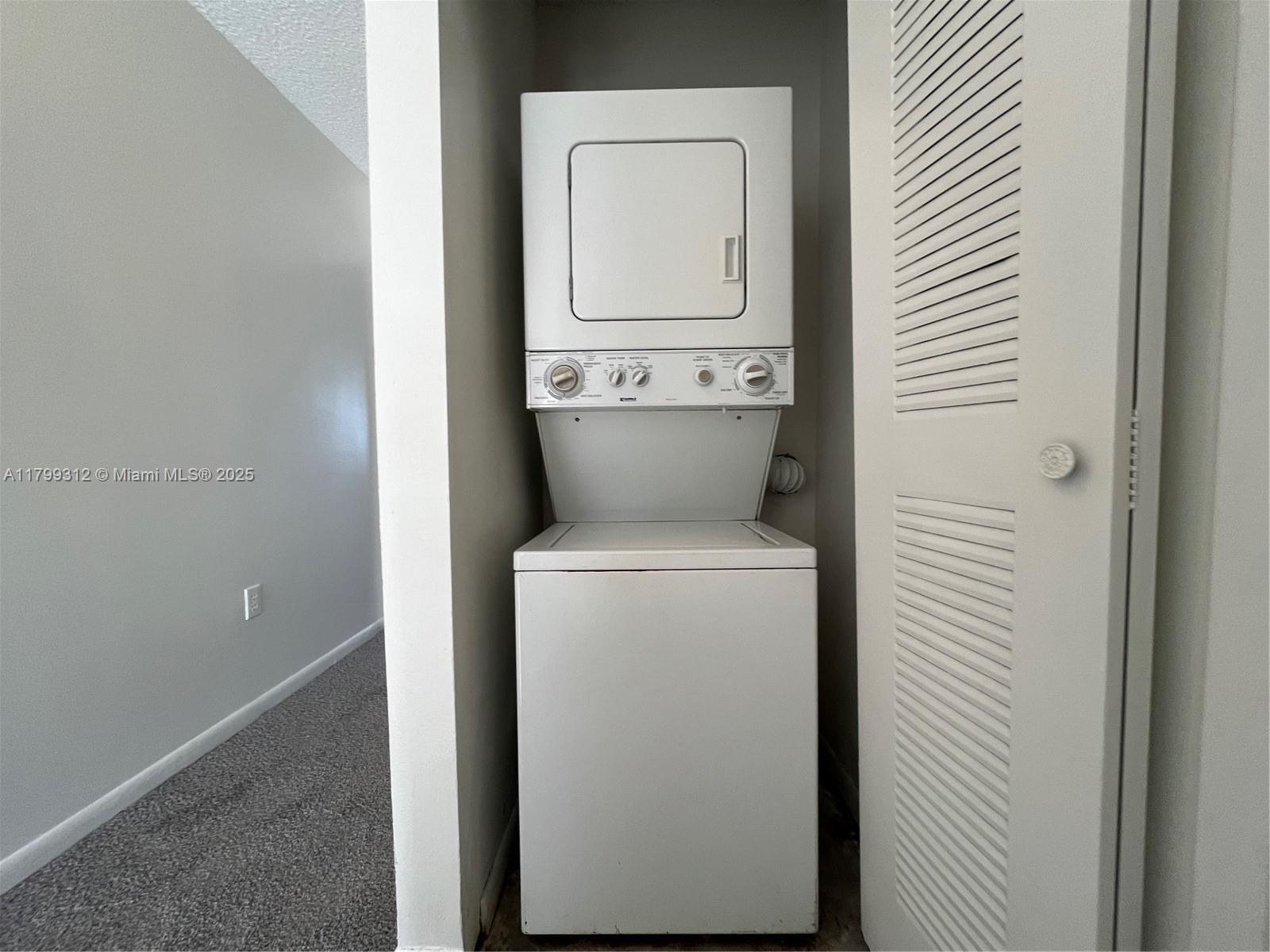 VILLAS AT LAKEVIEW CONDO - Residential Lease