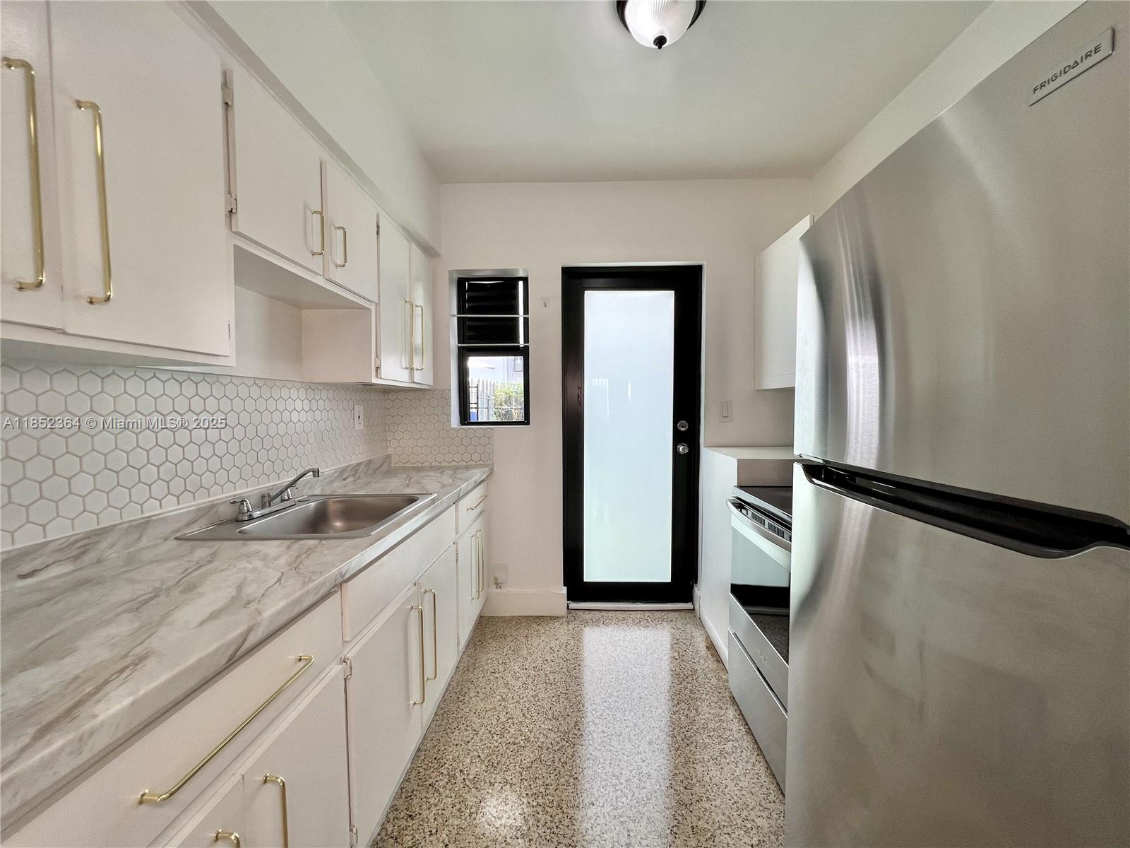 BISCAYNE BCH SUB - Residential Lease