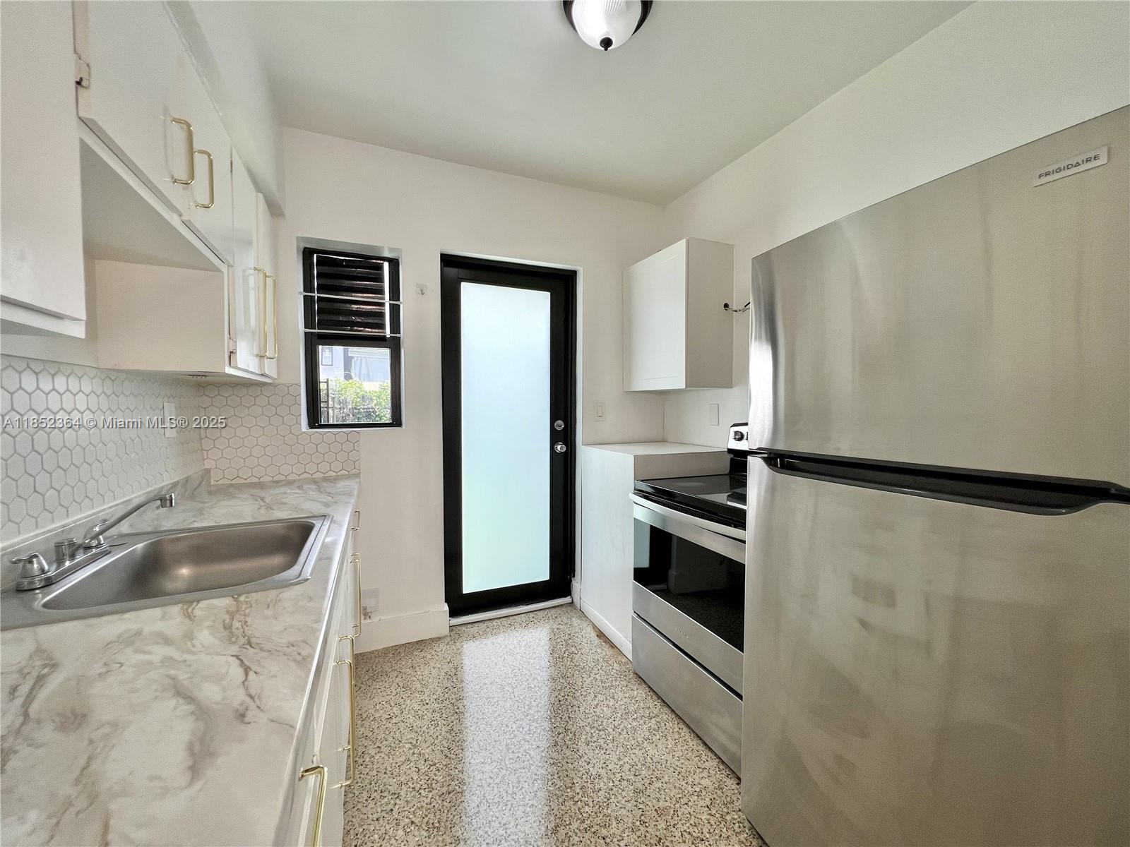 BISCAYNE BCH SUB - Residential Lease