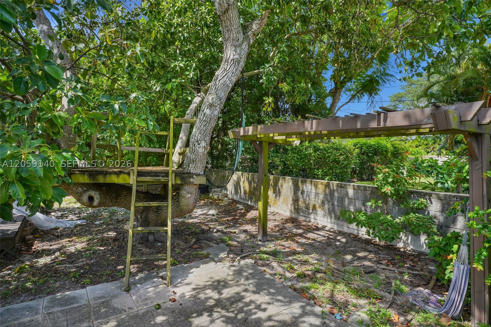 HOLLYWOOD HILLS - Residential