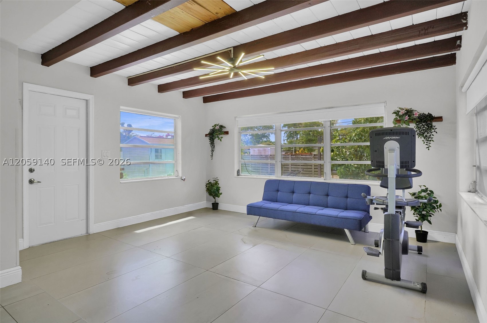 HOLLYWOOD HILLS - Residential