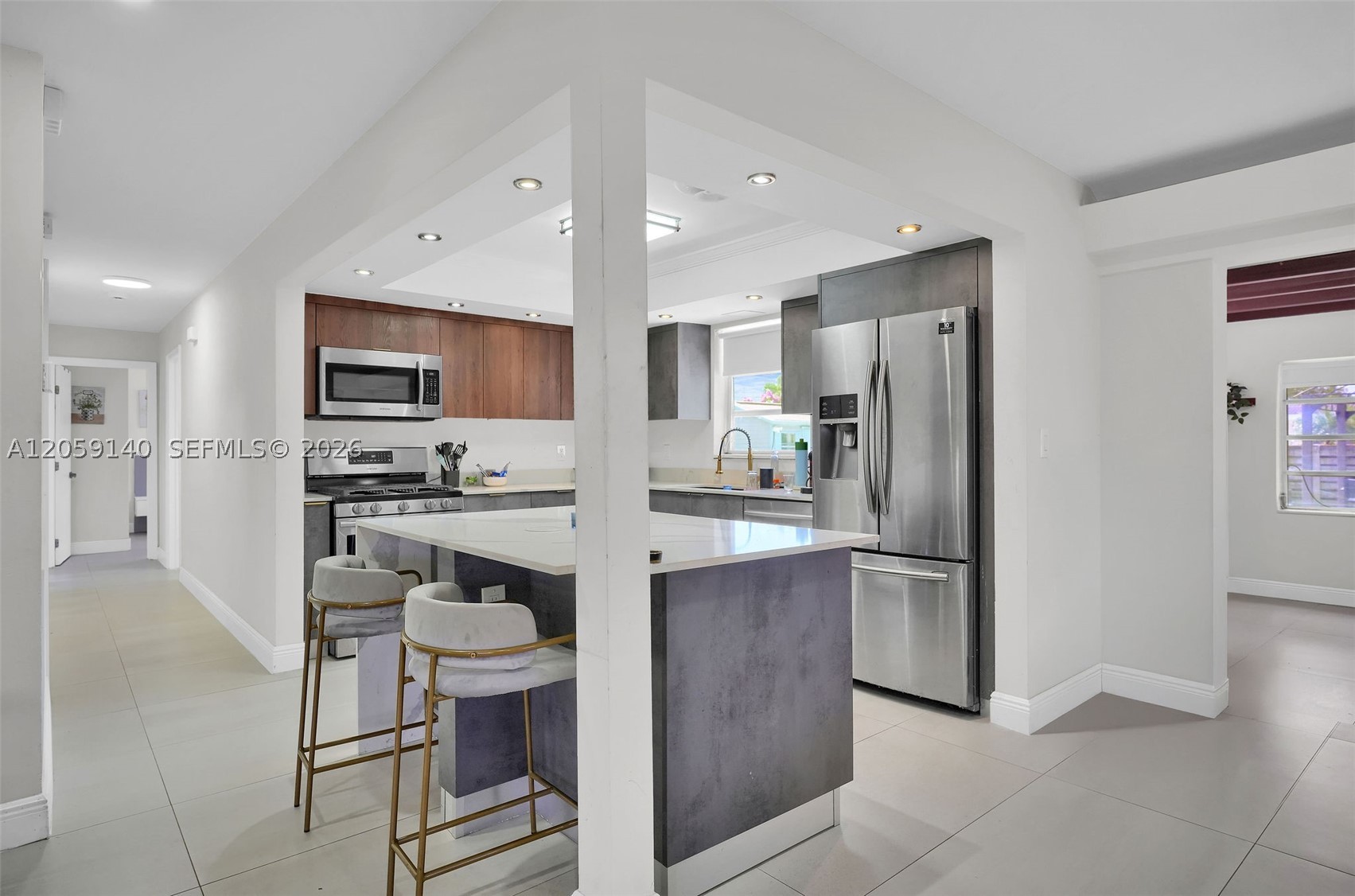 HOLLYWOOD HILLS - Residential