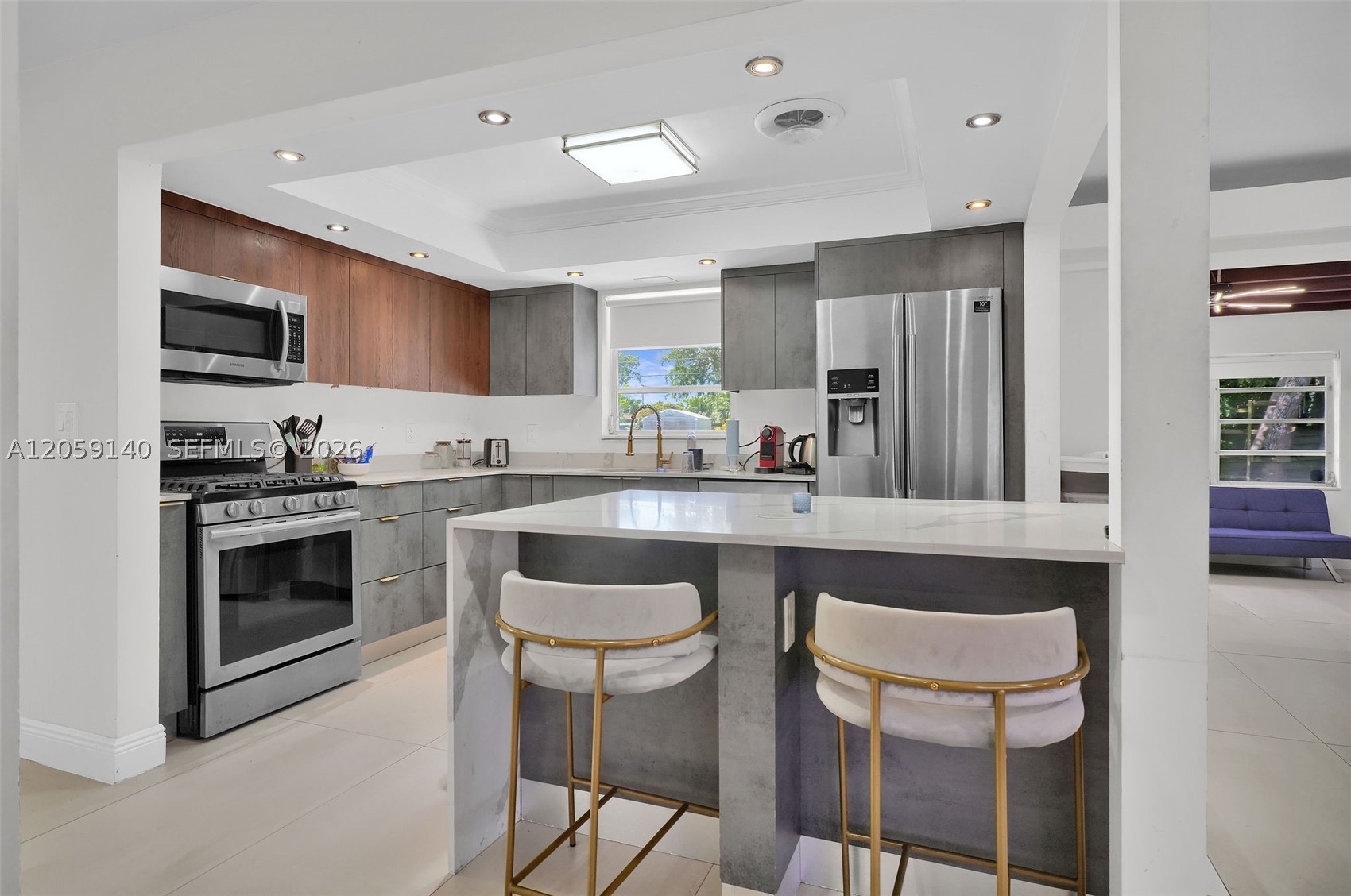 HOLLYWOOD HILLS - Residential