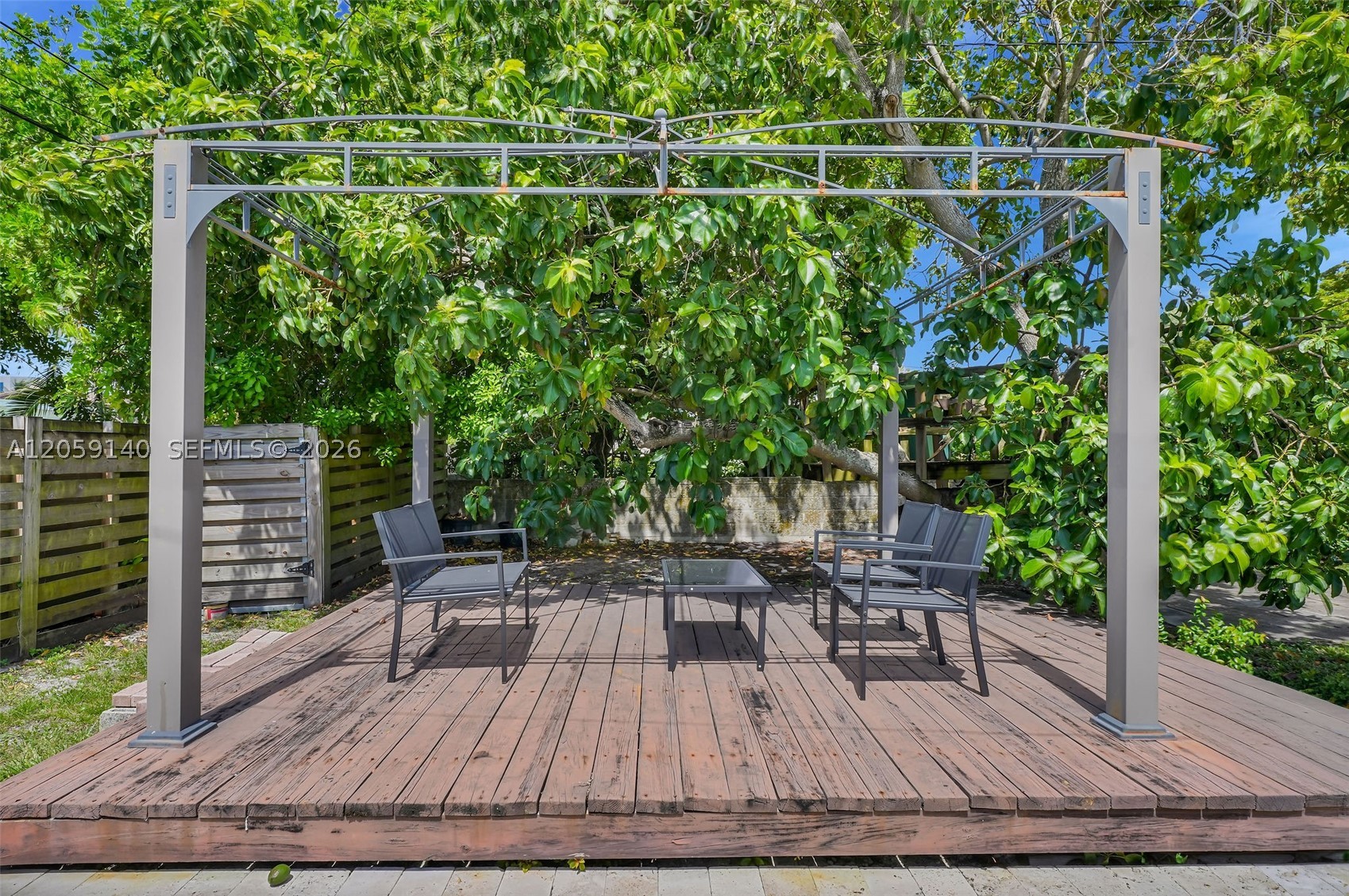 HOLLYWOOD HILLS - Residential