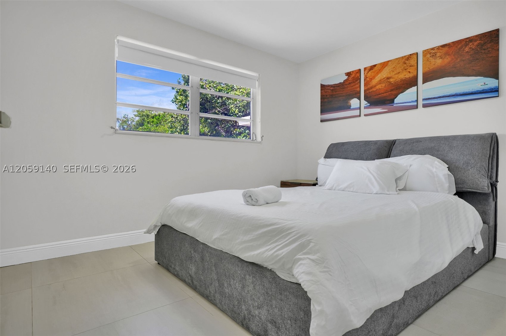 HOLLYWOOD HILLS - Residential